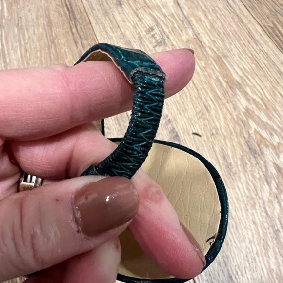 Tallulah Blu Sexy Teal Textured Round Toe Pumps - Picture 15 of 15